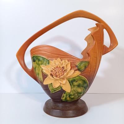 LOT 160: Roseville Pottery Water Lily Basket Vase