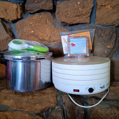 LOT 180: Gardenmaster Food Dehydrator and Jerky Maker with Pressure Cooker