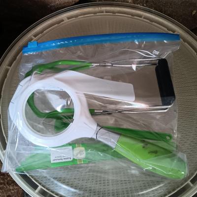 LOT 180: Gardenmaster Food Dehydrator and Jerky Maker with Pressure Cooker