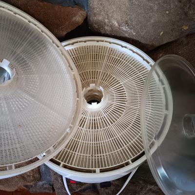 LOT 180: Gardenmaster Food Dehydrator and Jerky Maker with Pressure Cooker