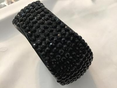 Sparkling a-wave Jet Black Bracelet