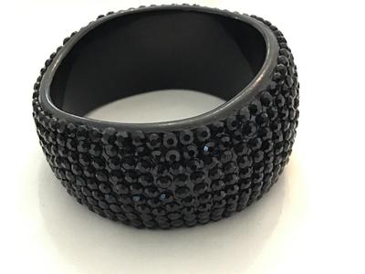 Sparkling a-wave Jet Black Bracelet