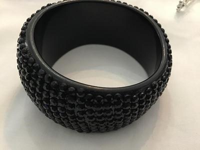 Sparkling a-wave Jet Black Bracelet