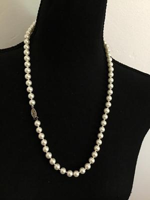 Beautiful Faux Pearl Necklace