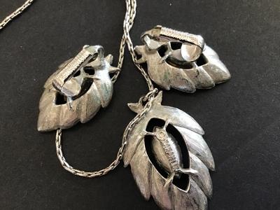 Sarah Coventry Set Earrings Clip on With Necklace