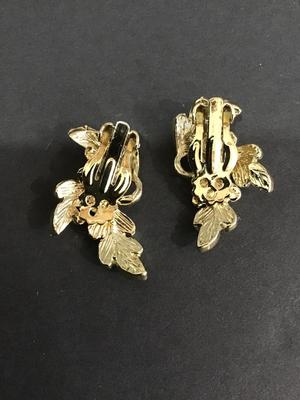 Sale Photo Thumbnail #94: Vintage Gold Tone clip on Fashion earrings