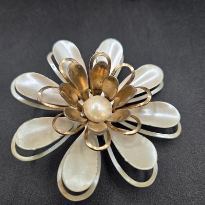 LOT 1J: Beautiful Vintage Brooches