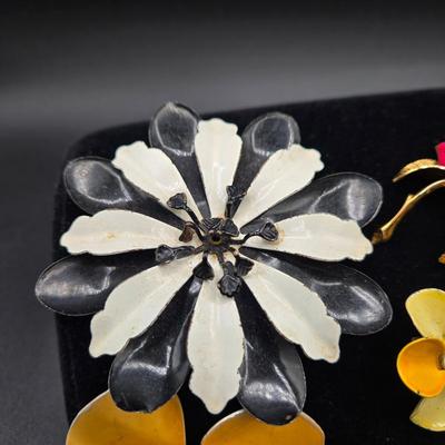 LOT 1J: Beautiful Vintage Brooches