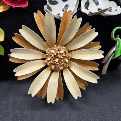 LOT 1J: Beautiful Vintage Brooches
