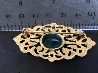 Green Glass Gold Tone Beatiful Brooch