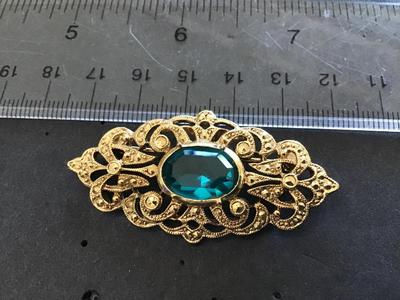 Green Glass Gold Tone Beatiful Brooch