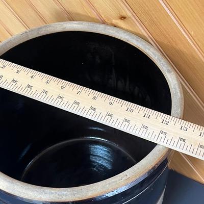 LOT 82P: Large Vintage Crock