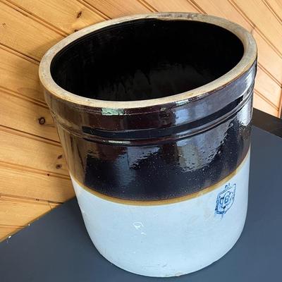 LOT 82P: Large Vintage Crock