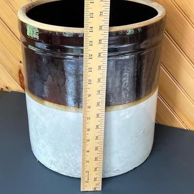 LOT 82P: Large Vintage Crock