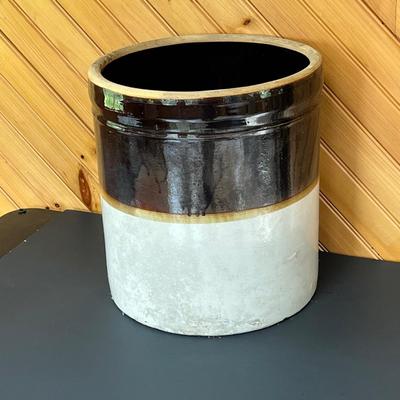 LOT 82P: Large Vintage Crock