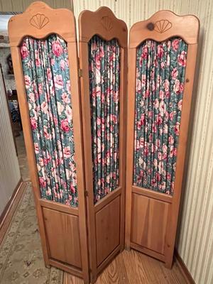 LOT 84P: Wooden Standing Three-Panel Privacy Screen / Room Divider