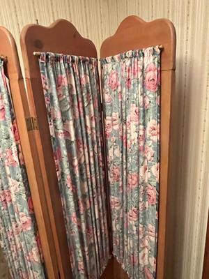 LOT 84P: Wooden Standing Three-Panel Privacy Screen / Room Divider
