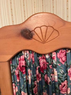 LOT 84P: Wooden Standing Three-Panel Privacy Screen / Room Divider