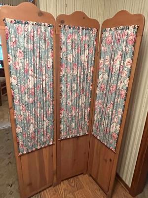LOT 84P: Wooden Standing Three-Panel Privacy Screen / Room Divider