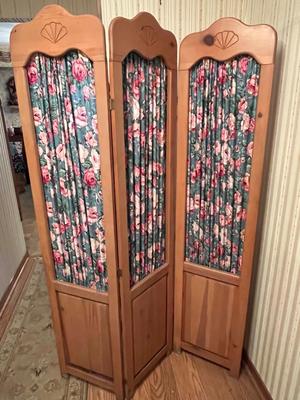 LOT 84P: Wooden Standing Three-Panel Privacy Screen / Room Divider