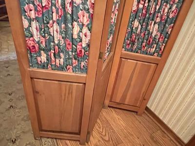 LOT 84P: Wooden Standing Three-Panel Privacy Screen / Room Divider