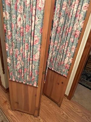 LOT 84P: Wooden Standing Three-Panel Privacy Screen / Room Divider