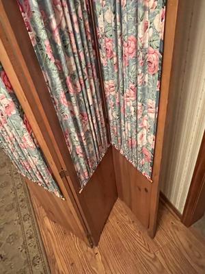 LOT 84P: Wooden Standing Three-Panel Privacy Screen / Room Divider