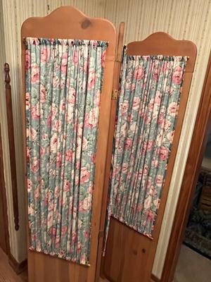 LOT 84P: Wooden Standing Three-Panel Privacy Screen / Room Divider