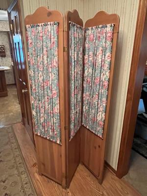 LOT 84P: Wooden Standing Three-Panel Privacy Screen / Room Divider
