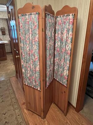 LOT 84P: Wooden Standing Three-Panel Privacy Screen / Room Divider