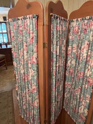 LOT 84P: Wooden Standing Three-Panel Privacy Screen / Room Divider
