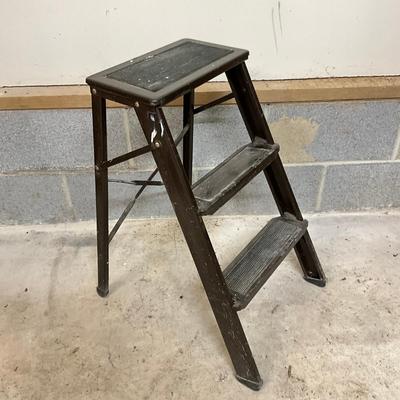 G941 Metal Two Foot Ladder/Step Stool