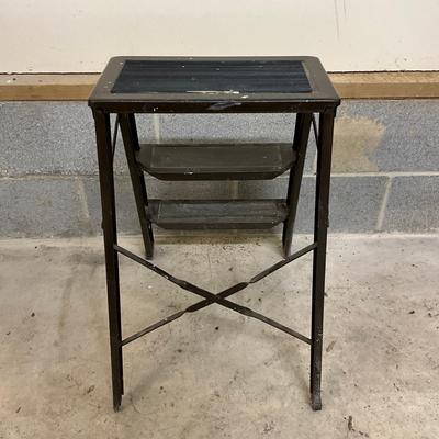 G941 Metal Two Foot Ladder/Step Stool