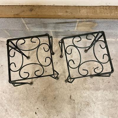G942 Pair Of Two Metal Side Stands