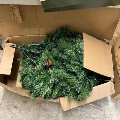 G943 Large Assortment Of Christmas Items Lot