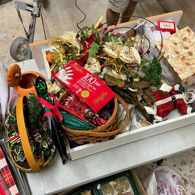 G943 Large Assortment Of Christmas Items Lot