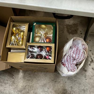 G943 Large Assortment Of Christmas Items Lot