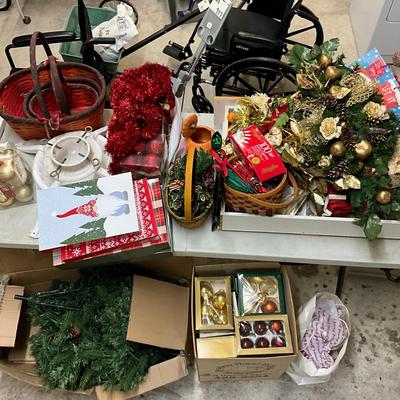 G943 Large Assortment Of Christmas Items Lot