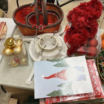 G943 Large Assortment Of Christmas Items Lot