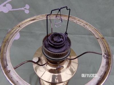 Aladdin kerosene lamp w/metal base, complete w/lock on chimney