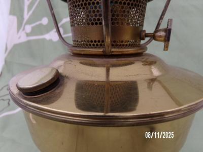 Aladdin kerosene lamp w/metal base, complete w/lock on chimney