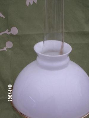 Aladdin kerosene lamp w/metal base, complete w/lock on chimney