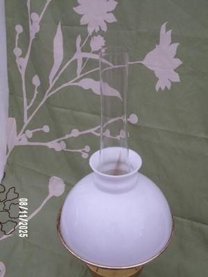 Aladdin kerosene lamp w/metal base, complete w/lock on chimney
