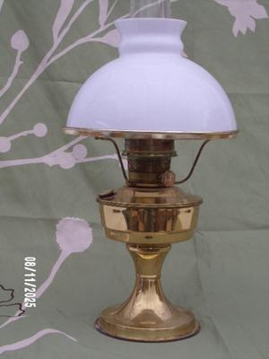 Aladdin kerosene lamp w/metal base, complete w/lock on chimney