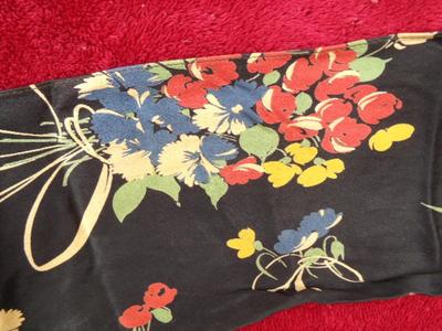 Five VERY OLD vintage ladies hats and a silk summer shawl in a box
