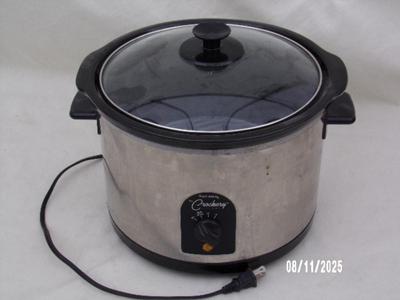 West Bend Crockery Slow Cooker. Est. to be about 6 to 7 qt.