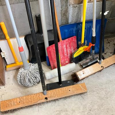964 Assortment Of Cleaning Tools