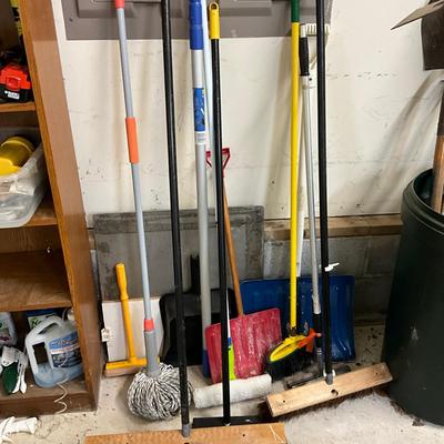 964 Assortment Of Cleaning Tools