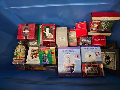 Sale Photo Thumbnail #279: All pieces will be included except the tote which is not included. Tons of value and great for any holiday collector!