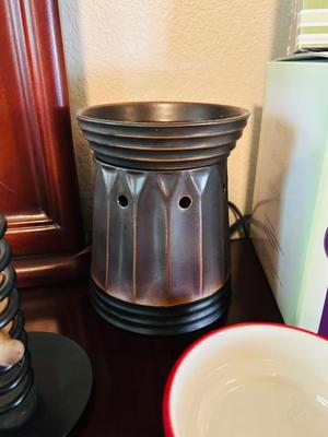 SCENTSY WAX BURNER WITH OPTIONAL WAX DISH AND A UNIQUE CANDLE STICK HOLDER